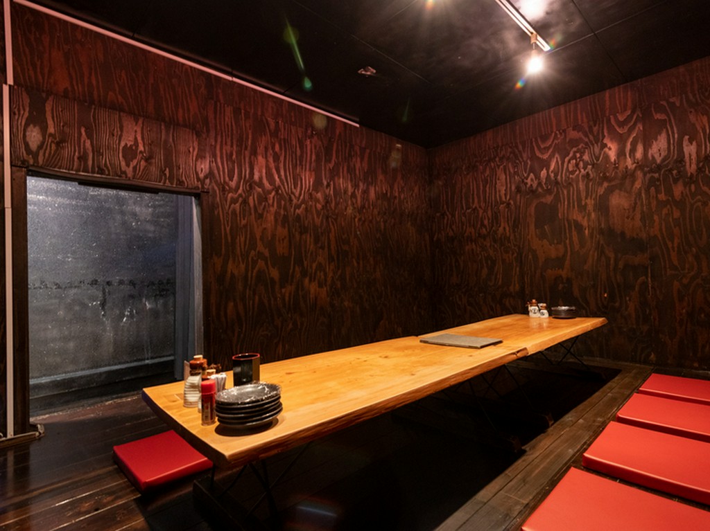 くつろぎの空間で、こだわりの料理とお酒を心ゆくまで楽しむ