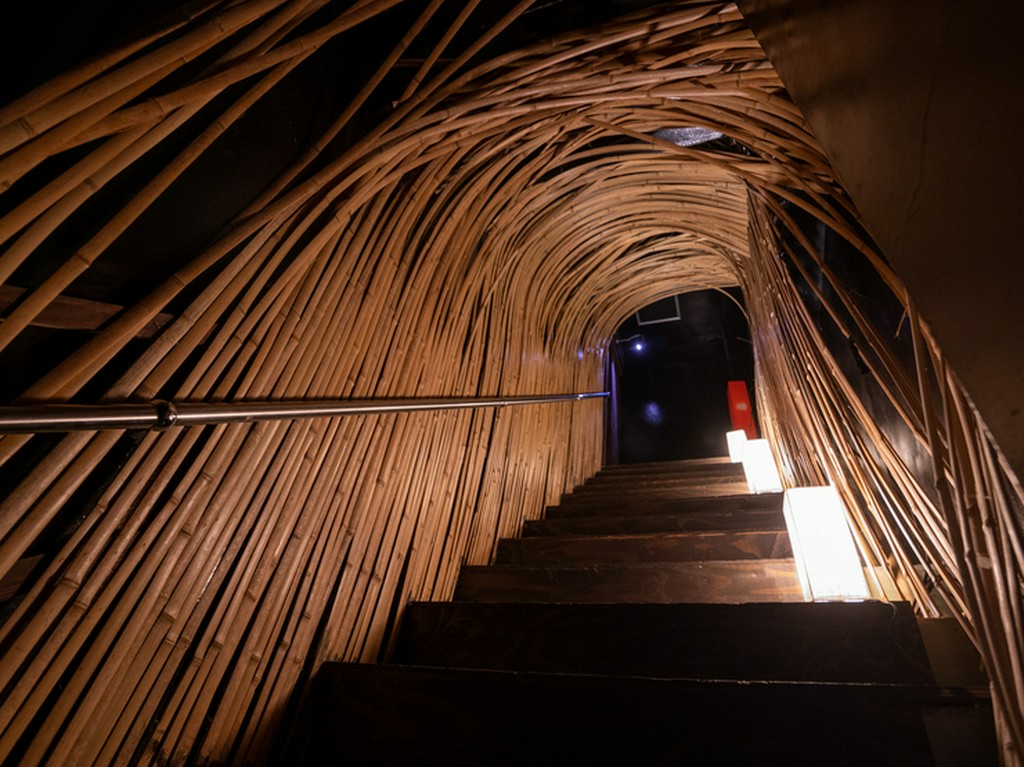 和の趣を感じるアプローチが“隠れ家的”な雰囲気を演出