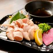 朝引きの新鮮な鶏ササミをサッと湯通しし、お刺身感覚で楽しむ一皿。さまざまな薬味とともに、柚子が香る自家製ポン酢でいただきます。サッパリとした味わいで、思わずお酒が進みます。