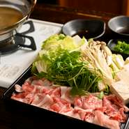 厳選した黒豚のロース肉を自慢のだしに“しゃぶしゃぶ”していただきます。とろけるような肉の旨みを引き立てるのは、自家製の柚子ポン酢。お肉や野菜を存分に味わったら、〆は卵雑炊がオススメです。