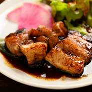 鹿児島県産黒豚のバラ肉を備長炭で焼き上げた一品です。少し甘めの自家製ダレに絡めていただけば、格別の味わい。お酒が進むのはもちろん、白いご飯にもぴったりです。