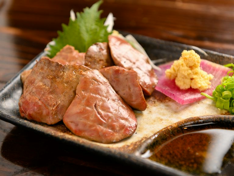 鮮度抜群！　炭火でサッと炙った「朝どれレバー」