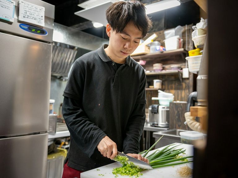 リラックスした雰囲気の中、おいしい料理とお酒を楽しんでほしい