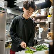 仕事中は、「お客様の喜ぶ姿を思い浮かべながら」調理しているという佐々木さん。ゲストの「おいしかった」という言葉を聞くため、何事にも手を抜くことはありません。