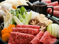 牛ロース100％のコクのあるすき焼き。
※写真は有料オプションを加えたイメージです