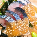 酢で〆たさばを更に酢味噌で…。えっ？と思うかもしれませんが、生のサバに酢味噌をかけても美味しくないし…。