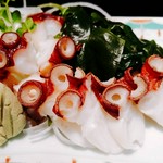 歯応えが何とも言えぬ魅力ですが、当店ではマダコより北海道産のミズダコを使用しております。生だと噛みきれず食べにくいので茹でたものを薄く切ってお出しいたします。