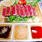 毎日15kg使用する牛肉のいいところだけより分けてたたきにしました。主にザブトン。特製ダレ、酢味噌、ポン酢でお召し上がりください。