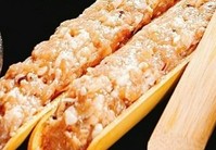 若鶏のもも肉をたたいてつみれにした手作り。自慢の一品。
