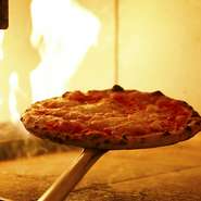 300度以上の高温で焼き上げる、カリッ＆モチッなピッツァは常時6種類ほどご用意。今日はマルゲリータ、次はクアトロフォルマッジ…という感じでいろいろお楽しみください！