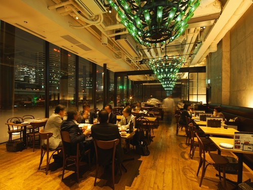 ヌケのいい広々とした店内。窓からは夜景が望めます