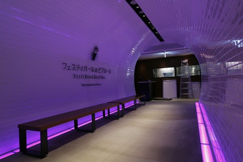 怪しいトンネル？のようなエントランス。抜ければ広々とした店内