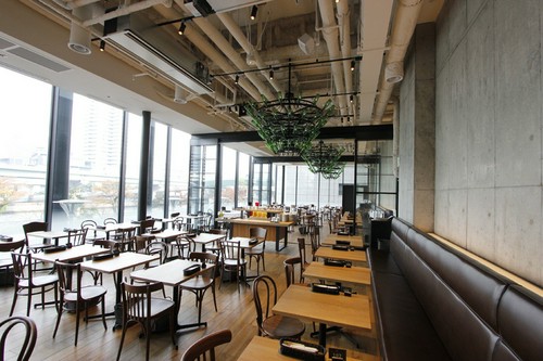 昼間は広い窓から光が差す、明るい空間