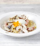 半熟たまごとサルシッチャのカルボナーラ風生パスタ