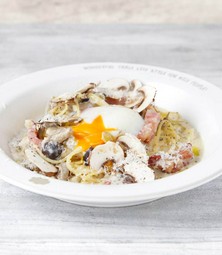 半熟たまごとサルシッチャのカルボナーラ風生パスタ