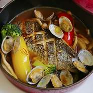 当店のブイヤベースは本当に魚介がたっぷり。リゾットまでスープが〆ちゃう！　〆のリゾット＋500円