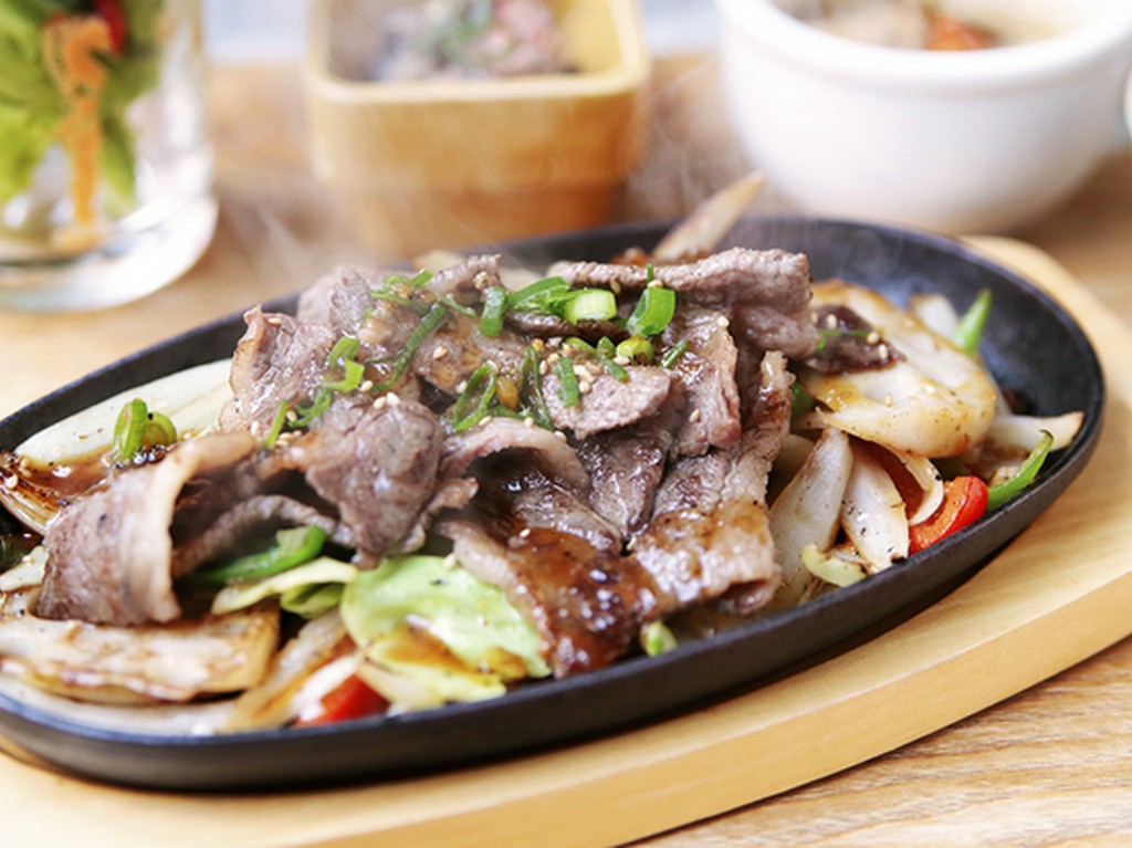 神戸牛カルビの 鉄板スタミナ炒め