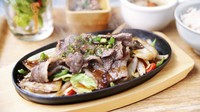 神戸牛カルビの 鉄板スタミナ炒め