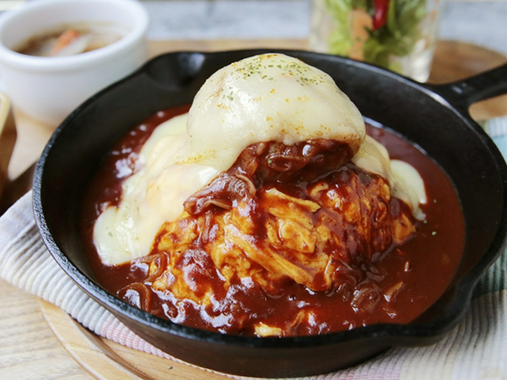 とろ～りチーズのハンバーグオムライス 淡路玉ねぎのデミグラスソース