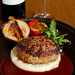 神戸牛挽肉を使用した贅沢なハンバーグ！！いつもとは一味違うより濃厚なハンバーグをお召し上がりください。