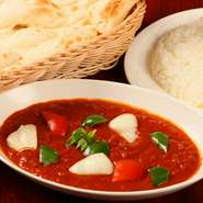 インド＆ネパール料理の代表格とも呼べる「マサラ」。オリジナルの配合で香辛料やハーブを組み合わせているので、シェフならではの味わいを楽しめます。トマトをたっぷりと使用したマイルドで食べやすい一皿。