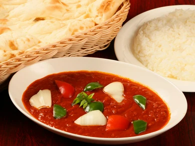 バラエティー豊かなスパイスが融合した『チキンティカマサラカレー』