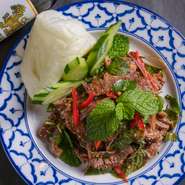 食材選びから盛付けまで気を配った鮮やかなタイ料理で、ふたりの特別な時間に彩りを添えてくれるお店。店内の雰囲気も落ち着いた印象で、デートにもオススメできます。