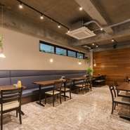 ウッドの壁に落ち着いた照明、テーブルに癒しを届ける緑。リゾートテイストの店内でゆったりと食事を楽しめます。スタッフが温かく迎えてくれる、アットホームな雰囲気も魅力的です。