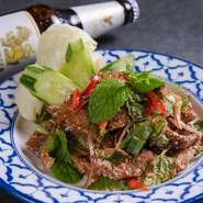 良質な牛肉を使用。フレッシュな野菜・ハーブに、スパイスとレモンの酸味を加えることでキリッと味が際立つ、辛口テイストのサラダ。豚肉での提供も可能です。