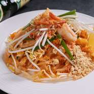 オーソドックスなレシピに忠実につくられたタイ風焼きそば。エビ・もやし・豆腐・たまご、さまざまな食感がアクセント。シンプルだからこそ飽きの来ない定番の逸品です。