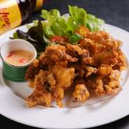 脱皮したばかりの蟹（ソフトシェル）の唐揚げ。スパイシーで甘酸っぱいオリジナルソースが、ザクッと軽やかな衣と柔らかな蟹をさらに引き立てます。