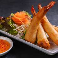 1本につき海老を丸ごと1尾使用。香ばしく揚げた衣のカリッとした食感と、プリッとした海老の食感。ふたつの食感がヤミツキになる春巻きは、お酒のお供にもぴったりです。