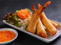1本につき海老を丸ごと1尾使用。香ばしく揚げた衣のカリッとした食感と、プリッとした海老の食感。ふたつの食感がヤミツキになる春巻きは、お酒のお供にもぴったりです。