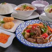 食材は国産の良質なものを使用。地元のブランド食材や無農薬野菜を積極的に取り入れています。安心・安全を大切にした食材選びも、【Benjarong】が掲げているテーマです。