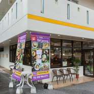 「宜野湾市海浜公園」のすぐそば、落ち着いた空間と緑に癒されながら、本格派タイ料理を味わえるお店。天気の良い日には屋外テーブル席での食事も楽しめるとか。気軽に立ち寄りたい一軒です。