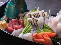 宮古島でその日に水揚げされた県産魚介類を贅沢に使用した刺身盛り合わせ。県産生マグロやアカジンミーバイ、イラブチャーといった地元高級魚をお楽しみ頂けます。