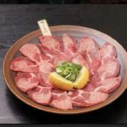 上タン塩4枚、厚切り上タン塩4枚。上タン塩のおいしいところをちょうどいい量お楽しみいただけるおすすめの一皿です。