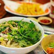 あっさりとした味わいのスープにクセのない麺は、エスニック料理の中でも日本人ウケするメニューのひとつ。日本でも名が知れるほどのベトナムの定番メニューとなっています。
