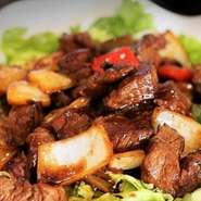 ココナッツマーガリンの風味に食欲が進む『ボールックラックベトナム版ステーキとフライドポテトのコンビ』
