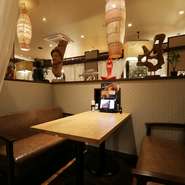 隣席を気にせずゆっくりと過ごせる半個室は、デートを楽しみたい二人にお誂え向きです。『プレミアムセット』は当日でもオーダーできる、二人の好みに合わせたコーススタイルを堪能できます。