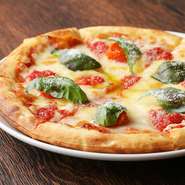 ピザ生地はもっちりとしたナポリスタイルで、イタリアンピザの中でも得にポピュラーな一皿。一人で完食したり、グループで何種類かオーダーし、シェアで食べ比べしてみるのもおすすめです。