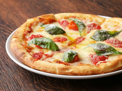 とろけるチーズとトマトの酸味、バジルの香りが食欲をくすぐるピザの王道『マルゲリータ』
