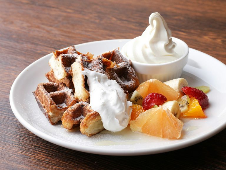 世界各国のレストランで愛用されるクロワッサン生地を堪能『クロワッサンワッフル〜ハニーフルーツ』