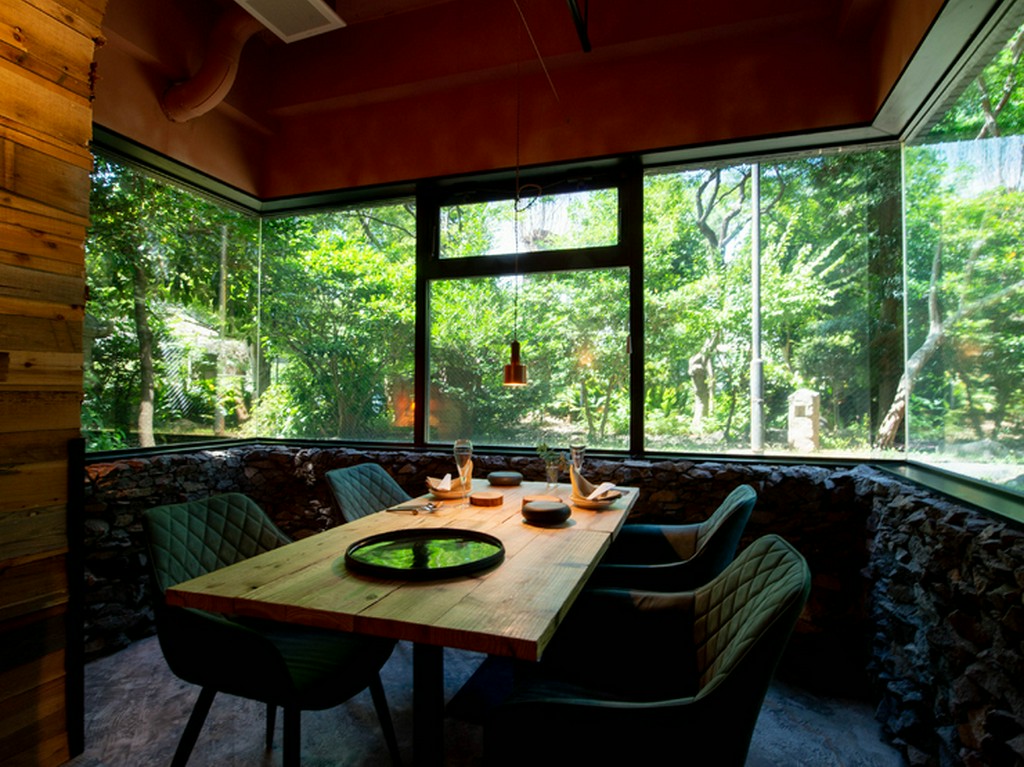 すべての席から緑豊かな庭園を見ることができる、心安らげる空間