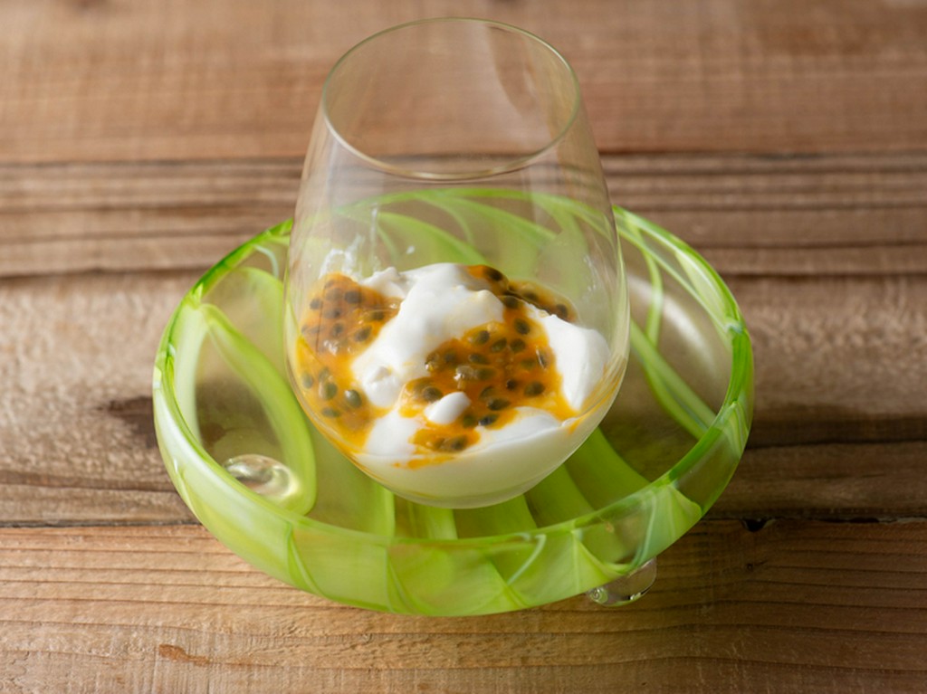 自然の恵み『玉名牧場で作ったブラマンジェ　パッションフルーツとレモングラスを添えて』