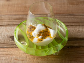 自然の恵み『玉名牧場で作ったブラマンジェ　パッションフルーツとレモングラスを添えて』