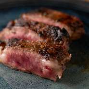 “これまで以上のあか牛ステーキ”をという宮本シェフ。東海大学農学部が開発し育てた肉用牛「草原あか牛“eco beef ASO”」。その牛肉の味を最大限活かした渾身の逸品です。※コース内の一品です。