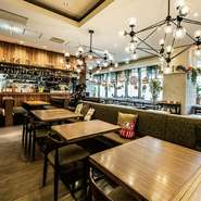 ソファとお洒落なチェアのテーブル席