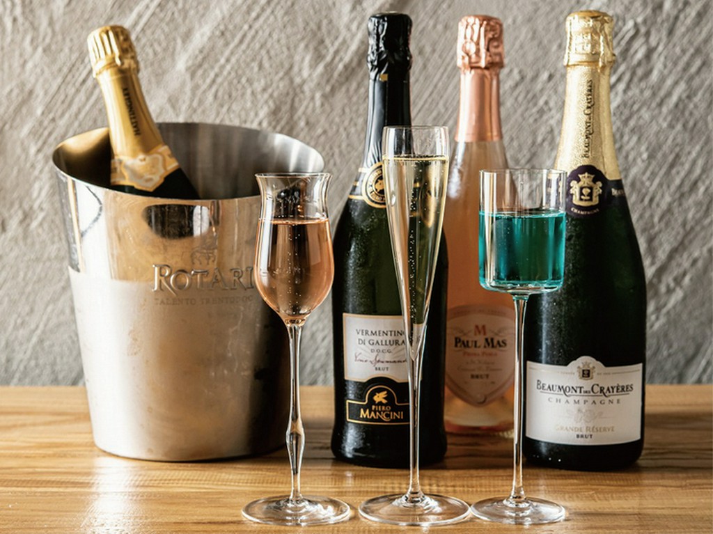 ワイン全30銘柄を『グラス』でお楽しみ頂け、飲み比べもご用意♪