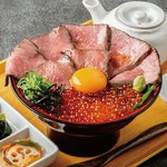 雲丹、まぐろ、鯛、カンパチなどなど、10種以上の具材が入った超贅沢ご馳走丼！
〆は海鮮茶漬けで楽しめる『二度おいしい海鮮丼』です。